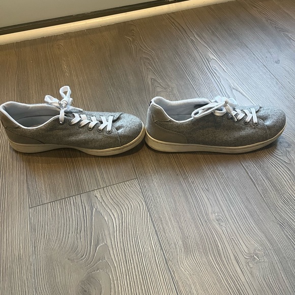 Ellen Degeneres LOVE grey flannel sneakers, 8.5, so adorable and stylish! - Picture 2 of 8